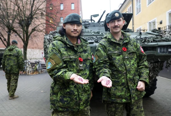 Изображение к статье: Канадские военные на параде в Риге