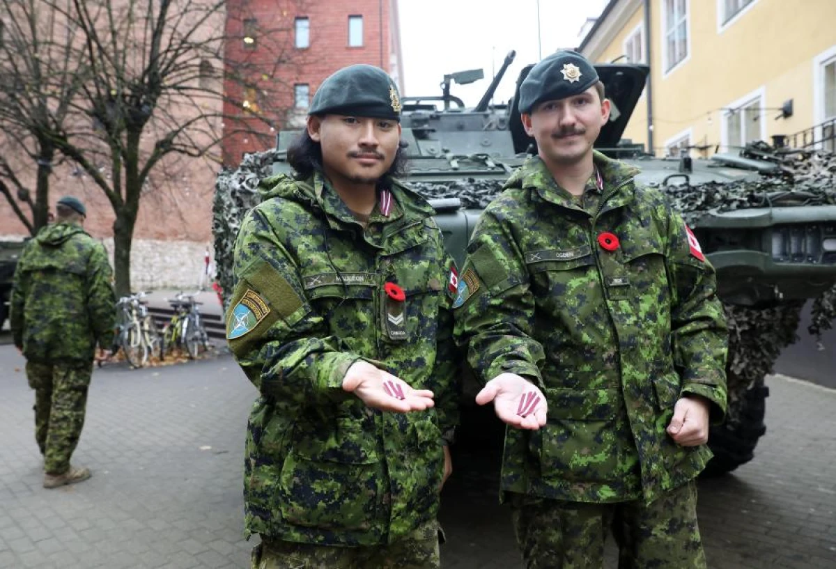 Изображение к статье: Канадские военные на параде в Риге
