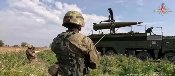 Изображение к статье: Военные развертывают ракету "Искандер"