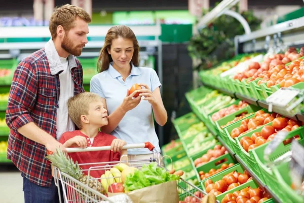Изображение к статье: Семья в продуктовом магазине