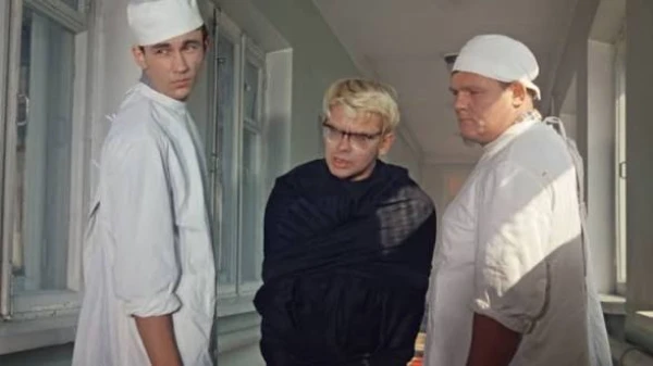 Изображение к статье: В психбольнице: кадр из фильма "Кавказская пленница"