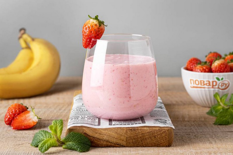 kokteil_iz_banana_i_klubniki_s_iogurtom-792177.jpg