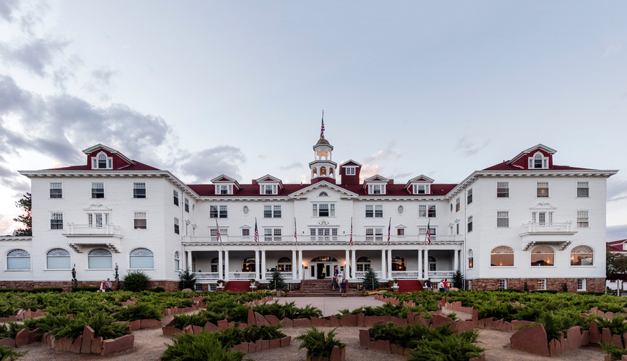 medium_The_Stanley_Hotel_in_Estes_Park__a_town_on_the_eastern_edge_of_Rocky_Mountain_National_Park_in_north-central_Colorado_LCCN2015633407.tif.jpg