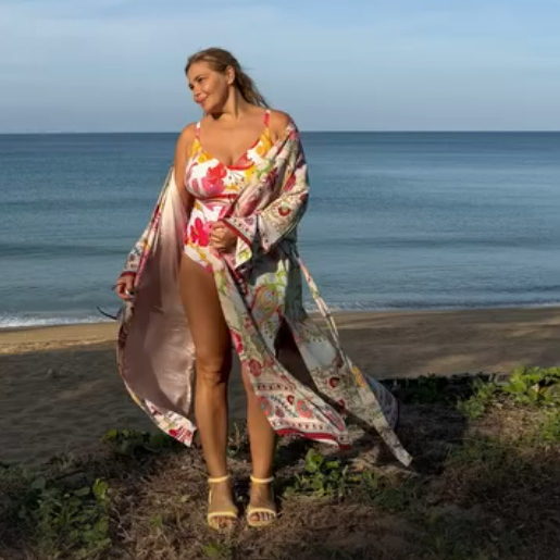 Jaunais favorīts nācis par labu imperatorei: Pegova lepojās ar ideālu figūru peldkostīmā