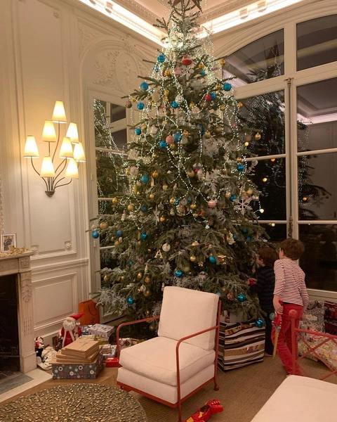 Игрушки, книги и цветы