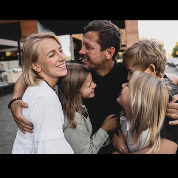 Андрей Мерзликин и Анна Осокина с детьми