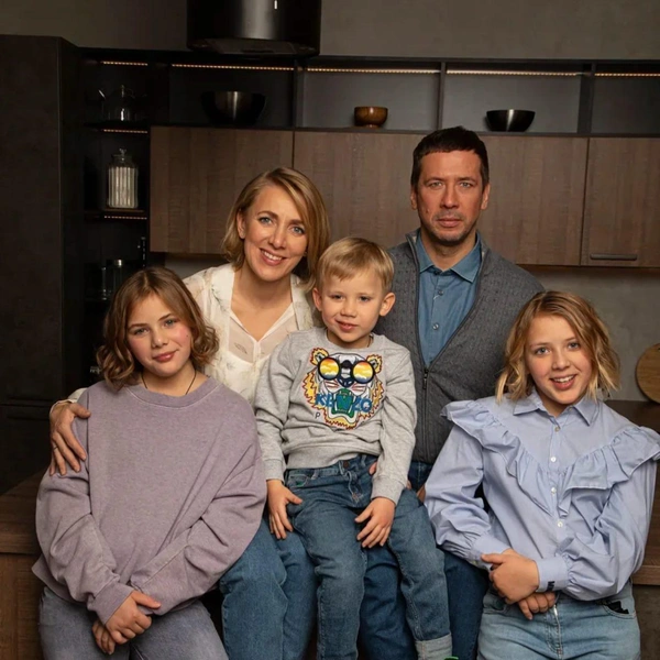 Андрей Мерзликин и Анна Осокина с детьми