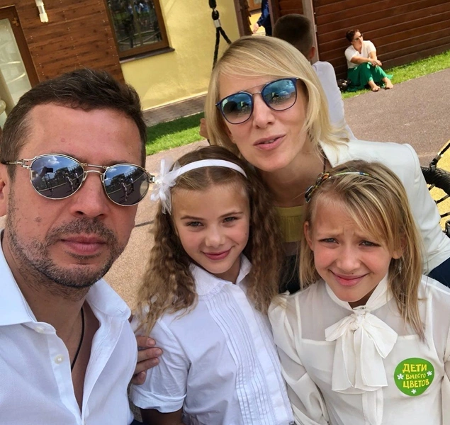 Андрей Мерзликин и Анна Осокина с детьми