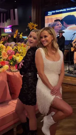 Риз Уизерспун с дочерью