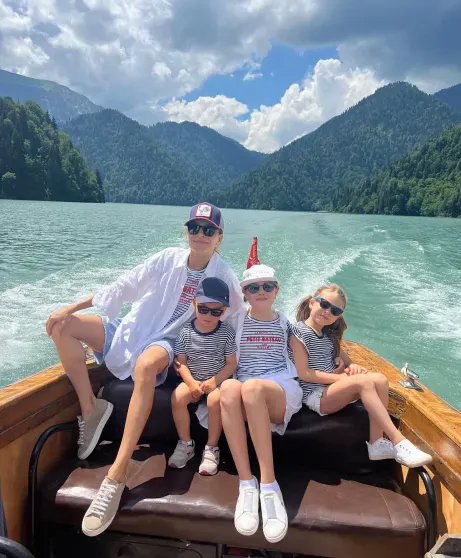 Елена Подкаминская с детьми