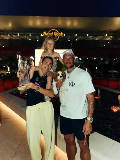 Arina Sobolenko with Georgios Frangulis and his daughter