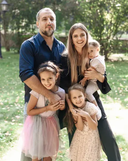 Арарат Кещян с женой и детьми