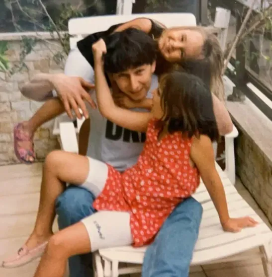 Umar Dzhabrailov with his daughters