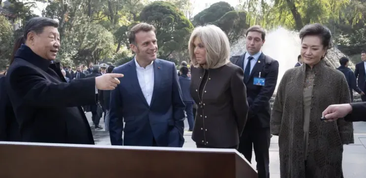 Эммануэль и Брижит Макрон во время визита в Китай