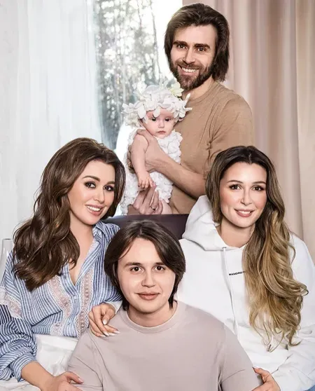 Анастасия Заворотнюк с мужем Петром Чернышёвым и детьми