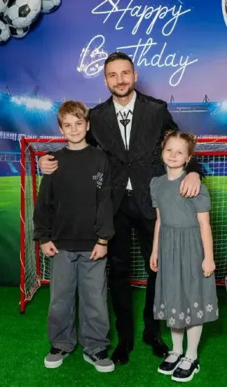 Сергей Лазарев с сыном и дочерью