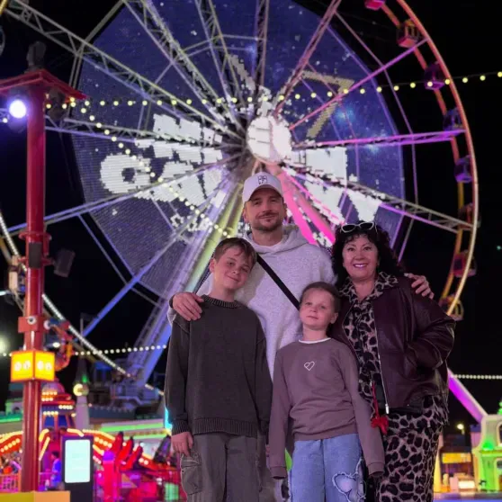 Сергей Лазарев с детьми и мамой