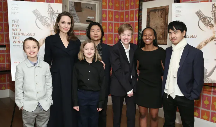 Анджелина Джоли с детьми Ноксом, Вивьен, Паксом, Шайло, Захарой и Мэддоксом в 2019 году