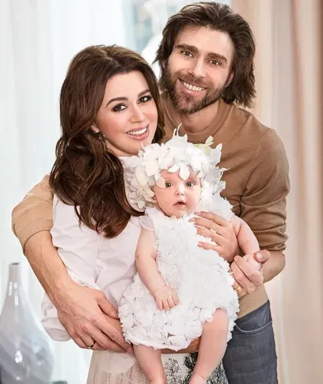 Анастасия Заворотнюк и Пётр Чернышёв с дочерью