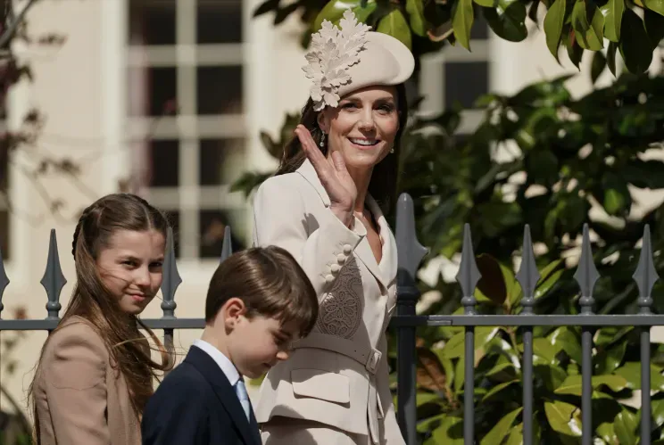 Кейт Миддлтон с принцессой Шарлоттой и принцем Луи