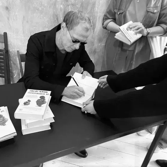 Юра Борисов в образе Виктора Пелевина