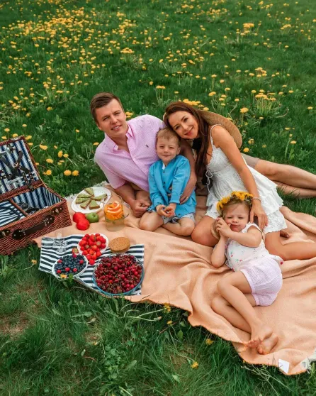 Artyom and Valeria Chekalin with children