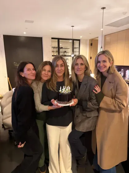 Дженнифер Энистон с подругами