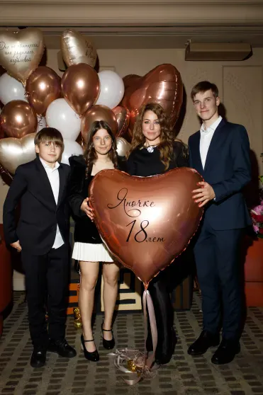 Yulia Baranova with children from Andrey Arshavin