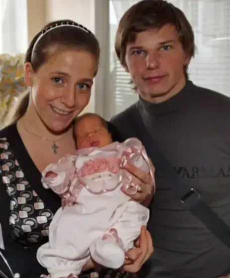 Yulia Baranova and Andrey Arshavin with their daughter