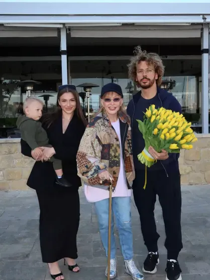 Алла Пугачёва и Максим Галкин* с поклонницей