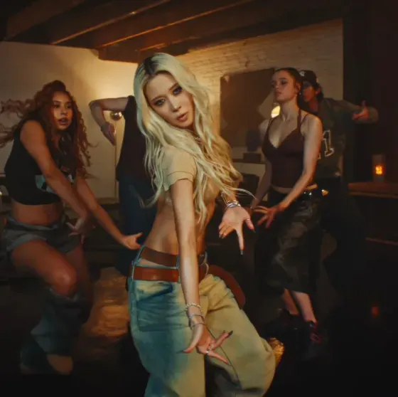 Шайло Джоли в клипе