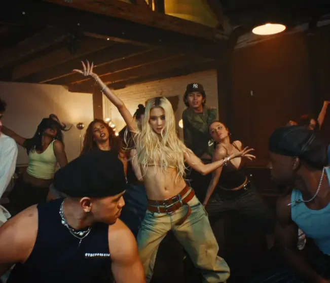 Шайло Джоли в клипе