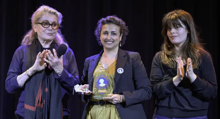 Анна Биолэй и Катрин Денёв с лауреатом премии имени Антуанетты Фук