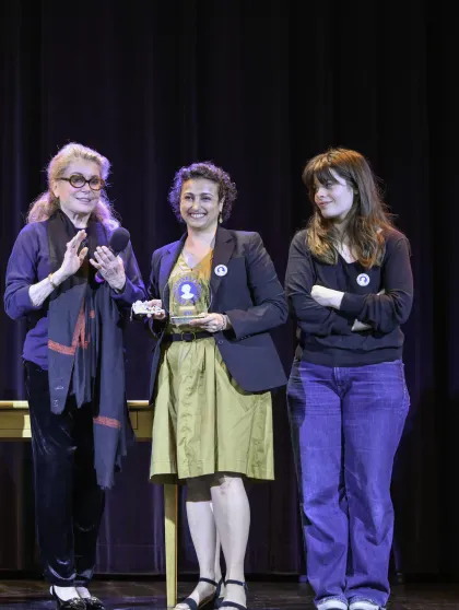 Анна Биолэй и Катрин Денёв с лауреатом премии имени Антуанетты Фук