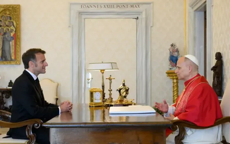 Эммануэль Макрон и папа римский Лев XIV