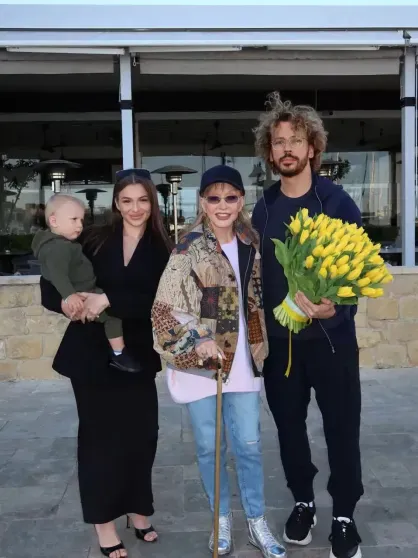 Алла Пугачёва и Максим Галкин* с поклонницей