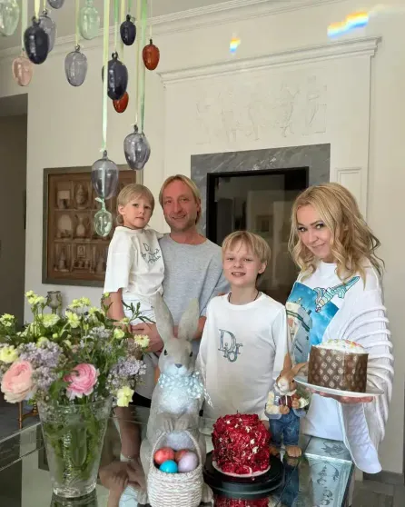 Евгений Плющенко и Яна Рудковская с сыновьями