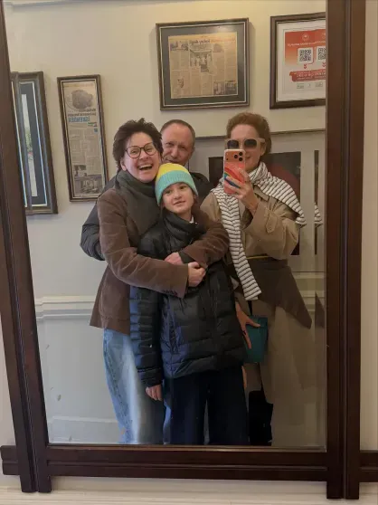 Виктория Исакова с дочерью и друзьями