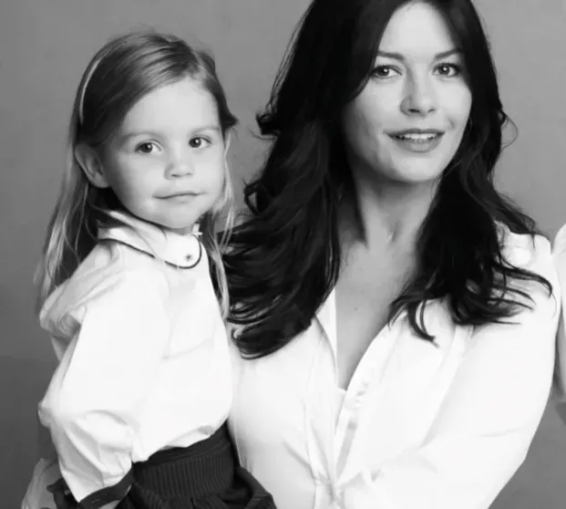 Кэтрин Зета-Джонс с дочерью