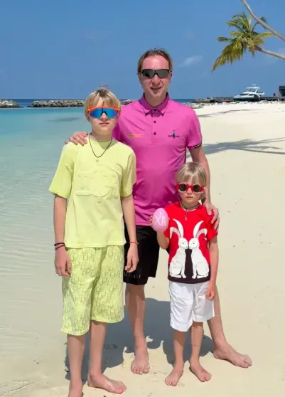 Евгений Плющенко с сыновьями на Мальдивах