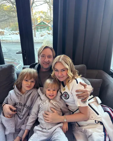 Евгений Плющенко и Яна Рудковская с детьми