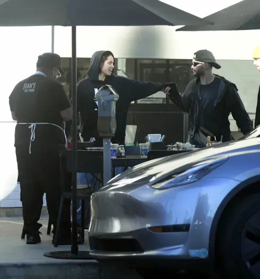 Шайло Джоли с другом