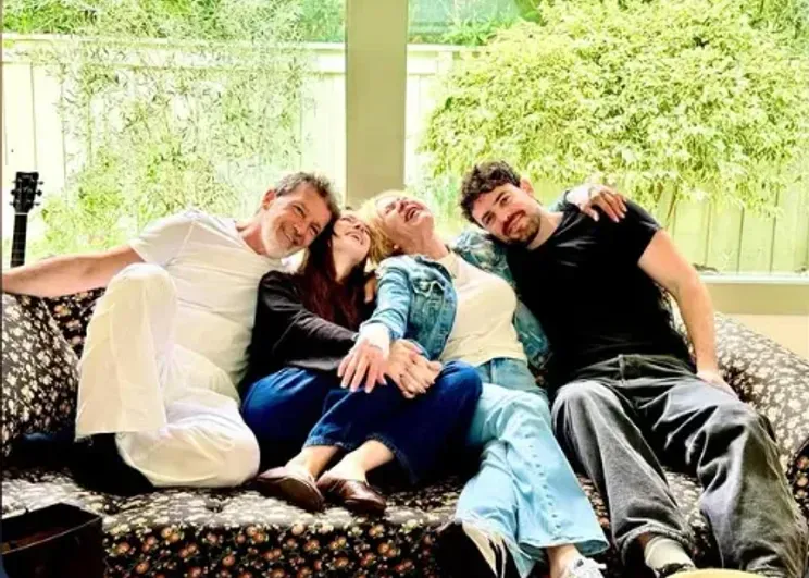 Антонио Бандерас и Мелани Гриффит с дочерью Стеллой и её мужем Алексом