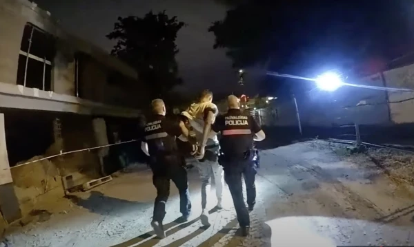 Полиция Риги, угрожая оружием, задержала водителя без прав, но с наркотой