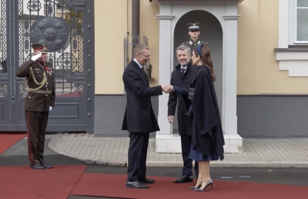 Как президент Латвии Эдгар Ринкевич короля и королеву Дании встречал
