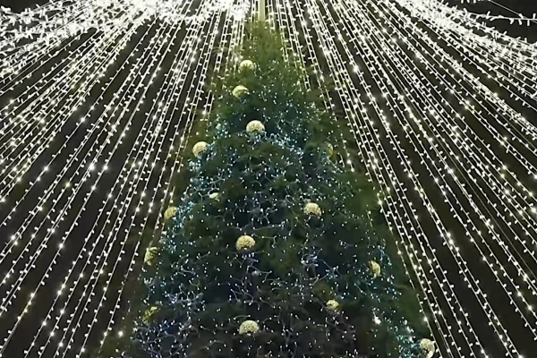 Почти как в сказке: Даугавпилс украсили к Рождеству