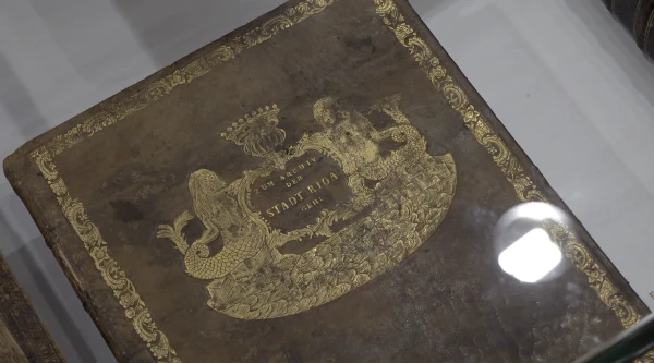 Наследие видземского рыцарства: Нацархив Латвии показал уникальные книги