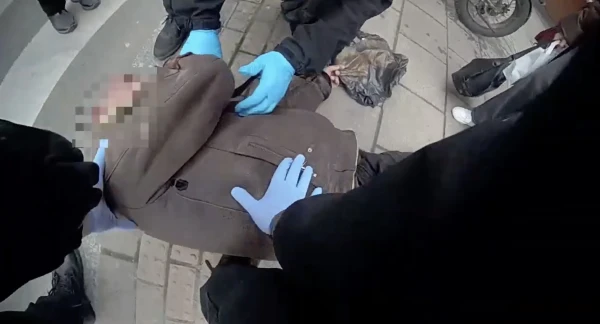 Полицейские спасли мужчину в центре Риги